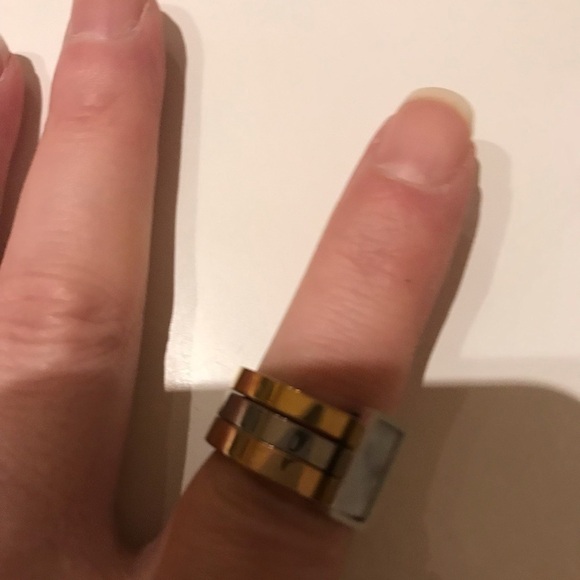 Guess ring nwot​​​​​​​ - Picture 3 of 5